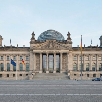 Bundestag em Berlim durante contexto de implementação da reforma europeia de asilo na Alemanha em 2026